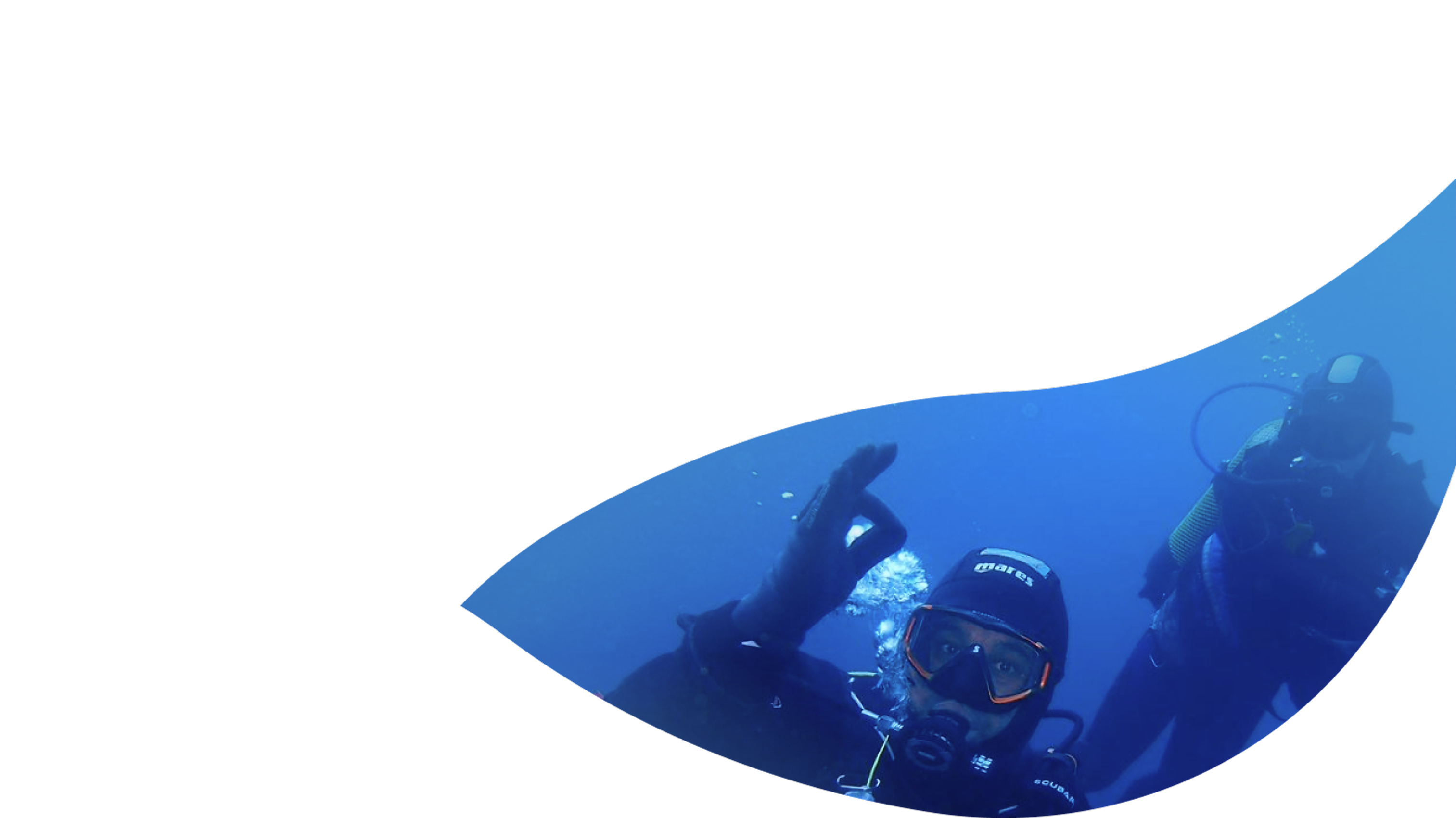 plongeurs effectuant le signe 'ok' de la main